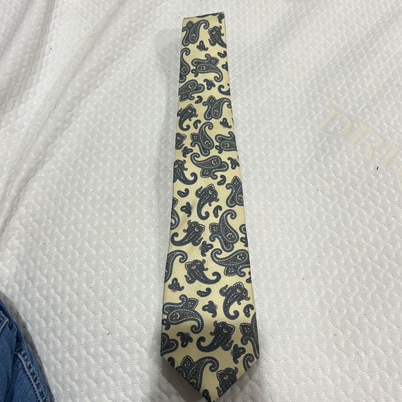 Christian Dior Tie in Excellent condition beautiful print - Picture 2 of 7